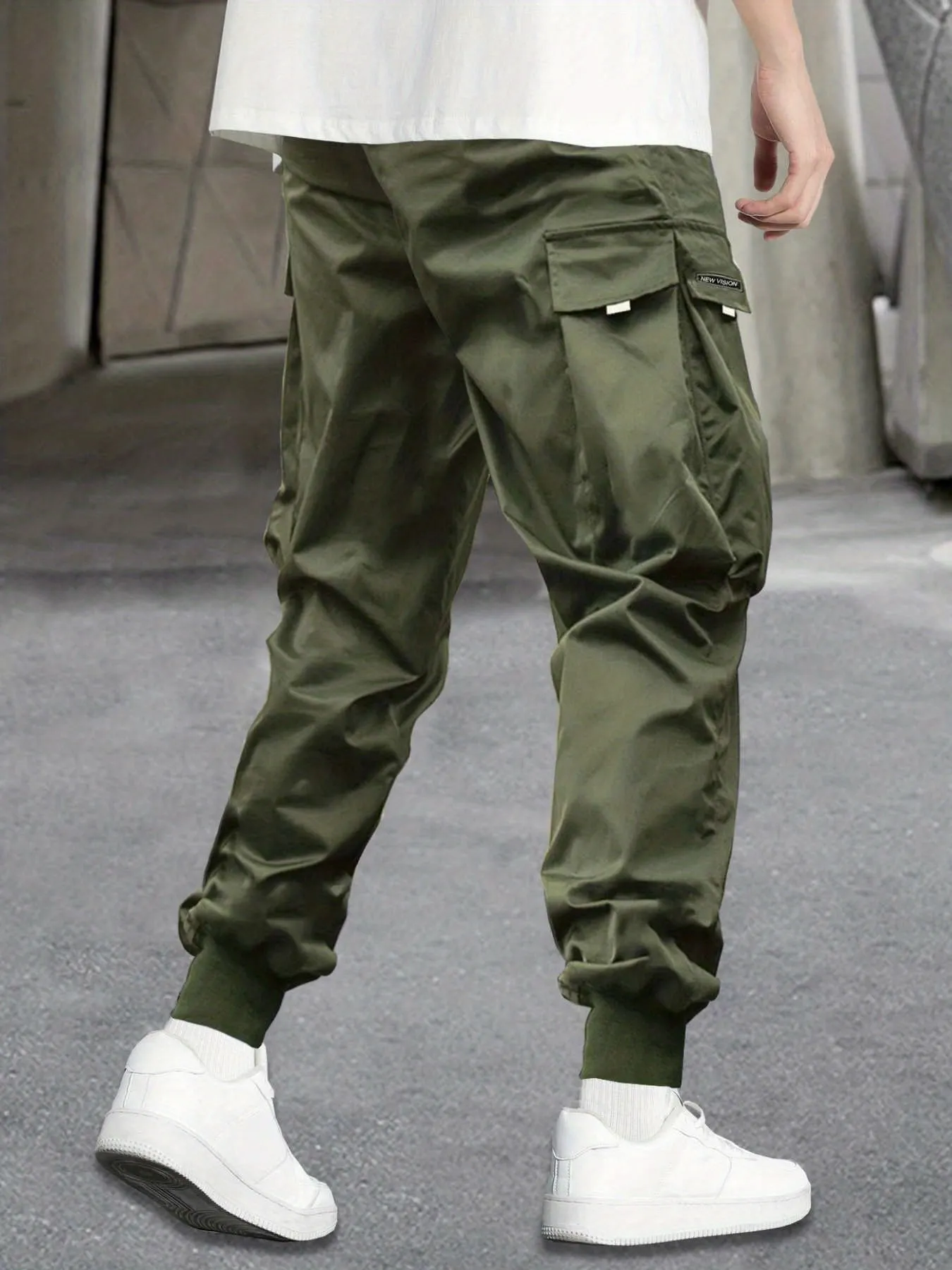 Men's Letter Graphic Drawstring Waist Cargo Pants With Flap Pockets
