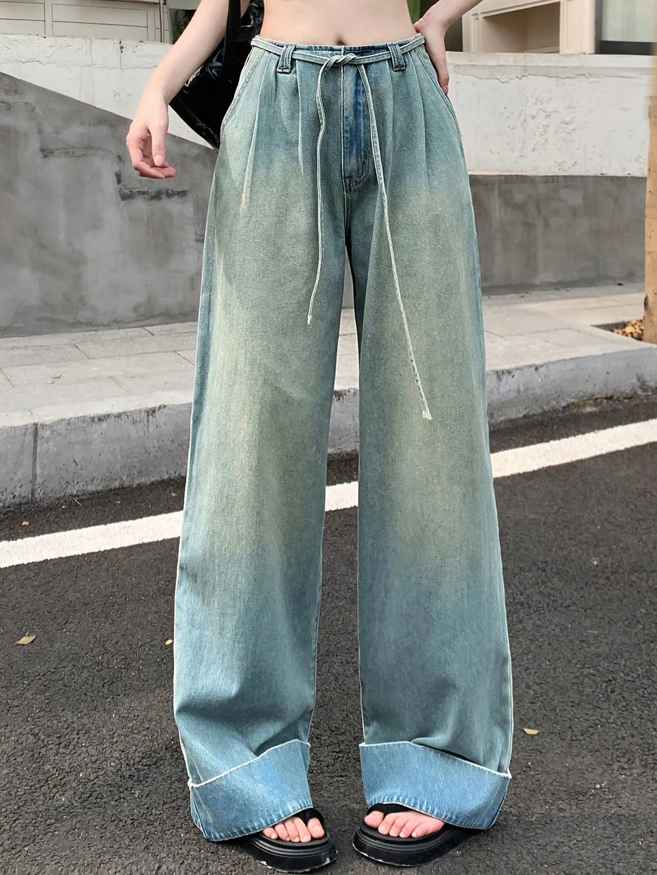 Women's Light-Wash Belted Wide-Leg Jeans
