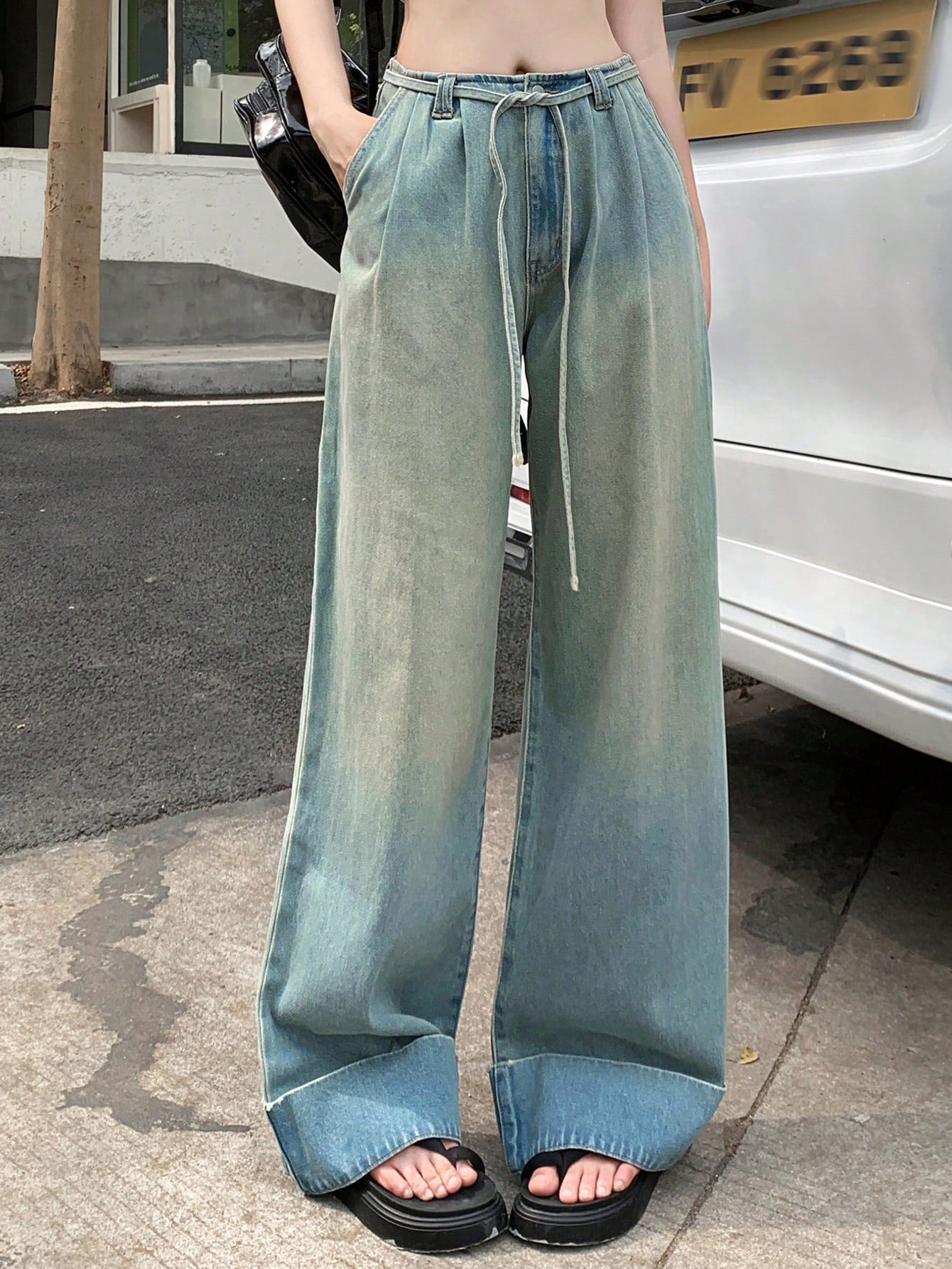 Women's Light-Wash Belted Wide-Leg Jeans