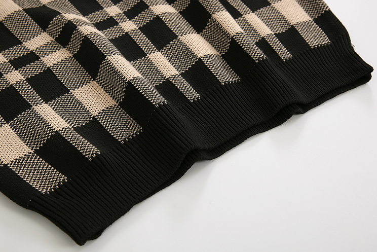 Maxct 1142 Plaid V-Neck Sweater