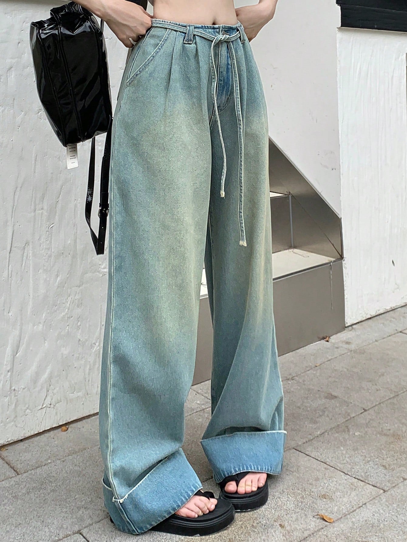 Women's Light-Wash Belted Wide-Leg Jeans