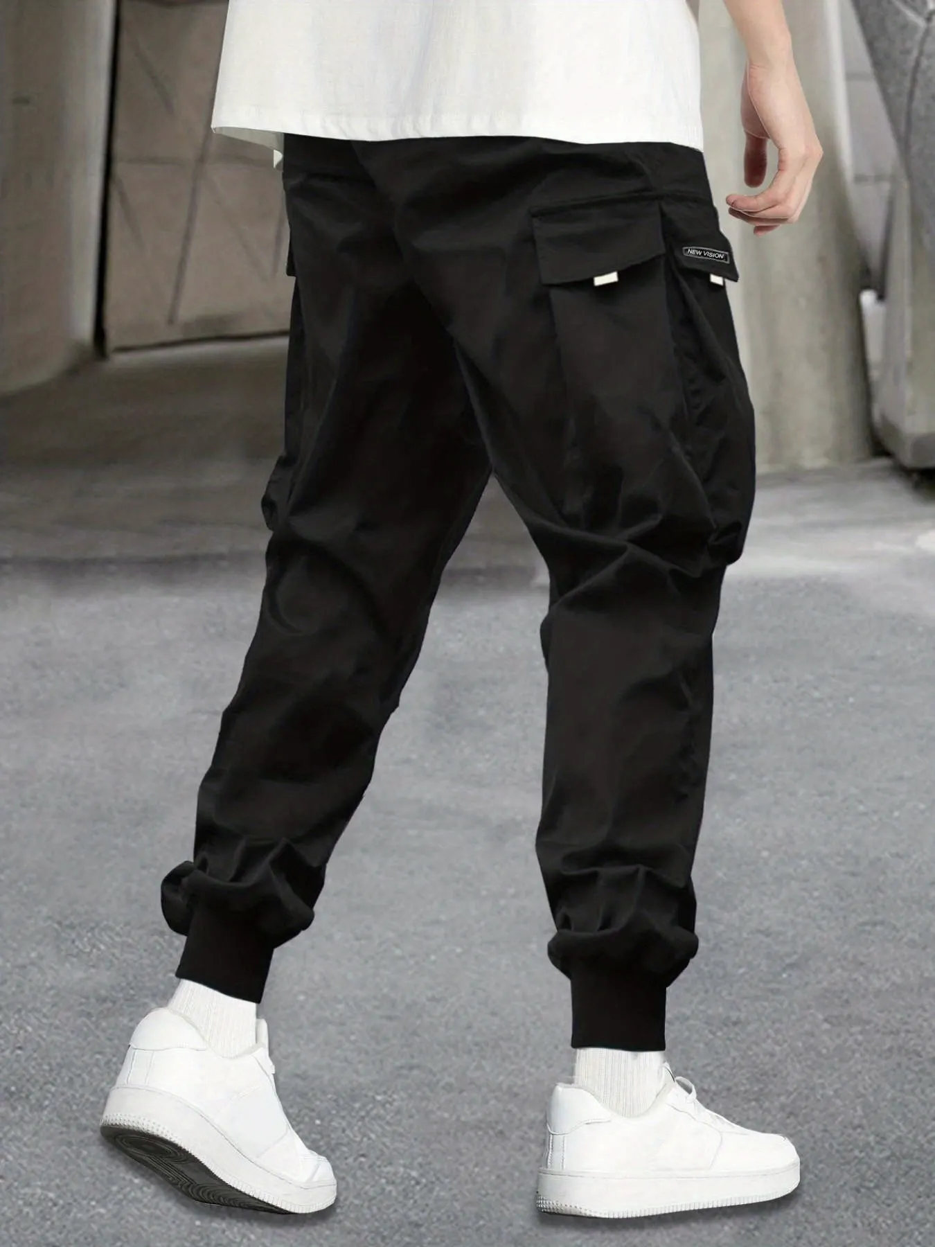 Men's Letter Graphic Drawstring Waist Cargo Pants With Flap Pockets