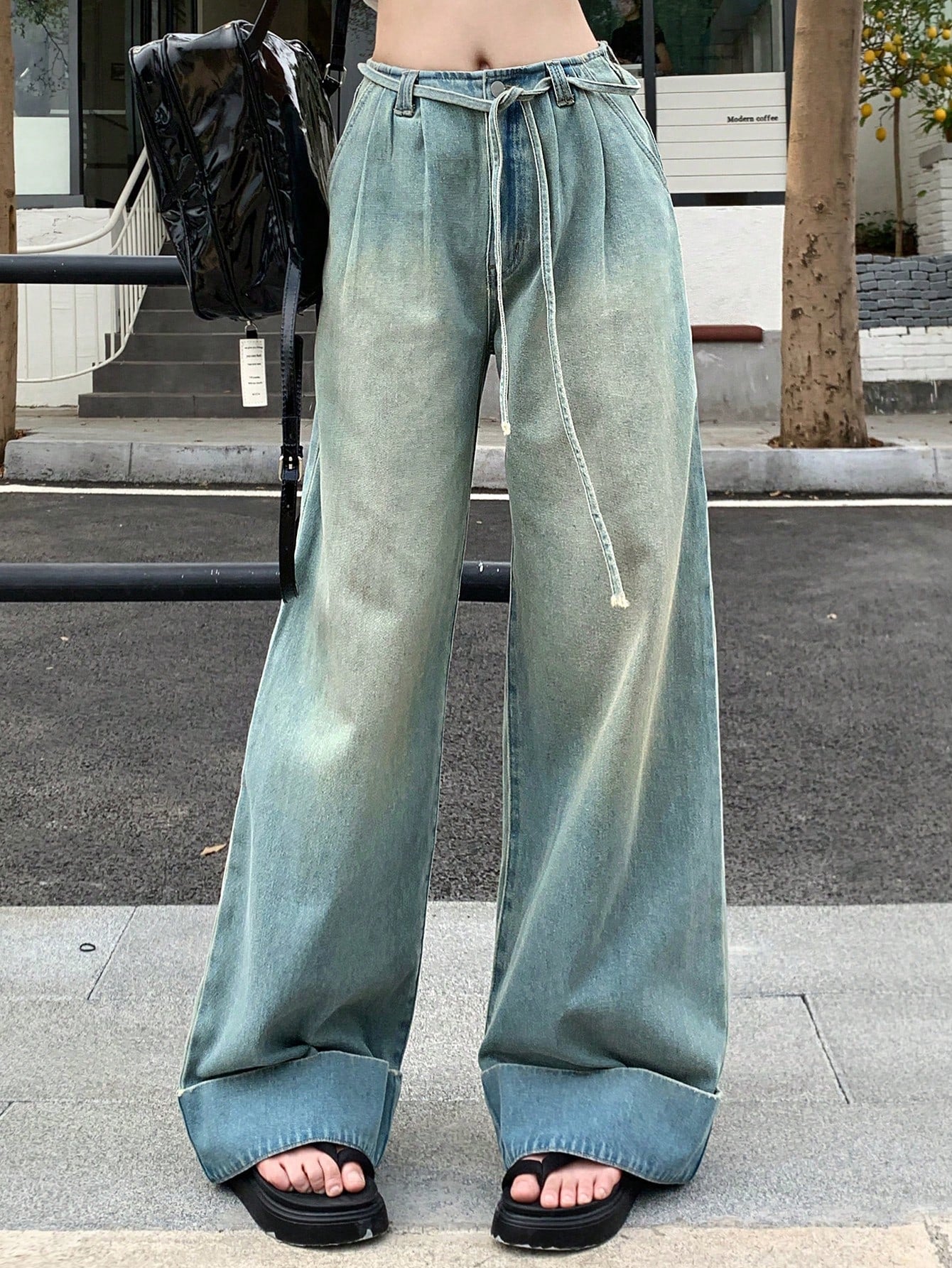 Women's Light-Wash Belted Wide-Leg Jeans