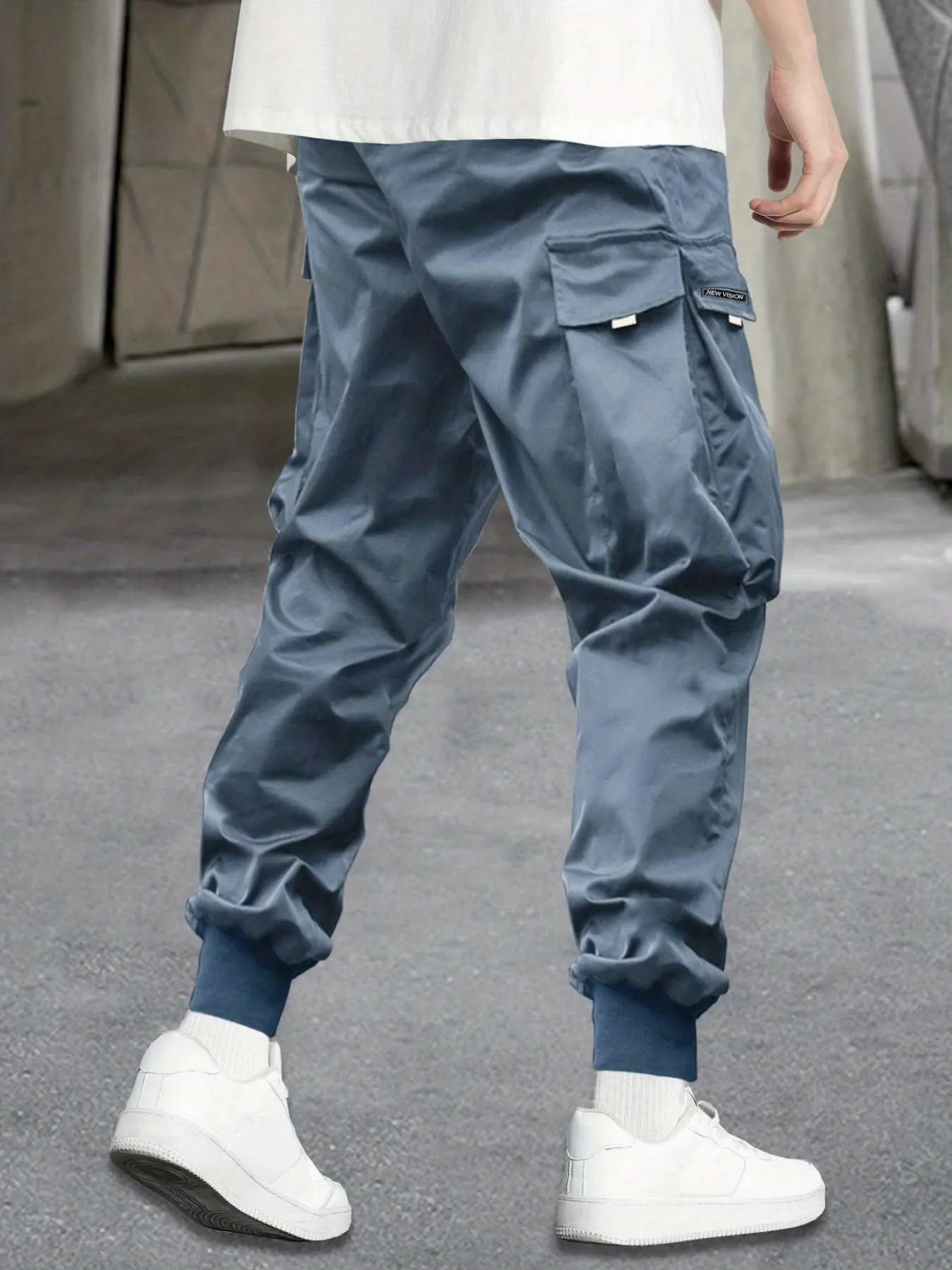 Men's Letter Graphic Drawstring Waist Cargo Pants With Flap Pockets