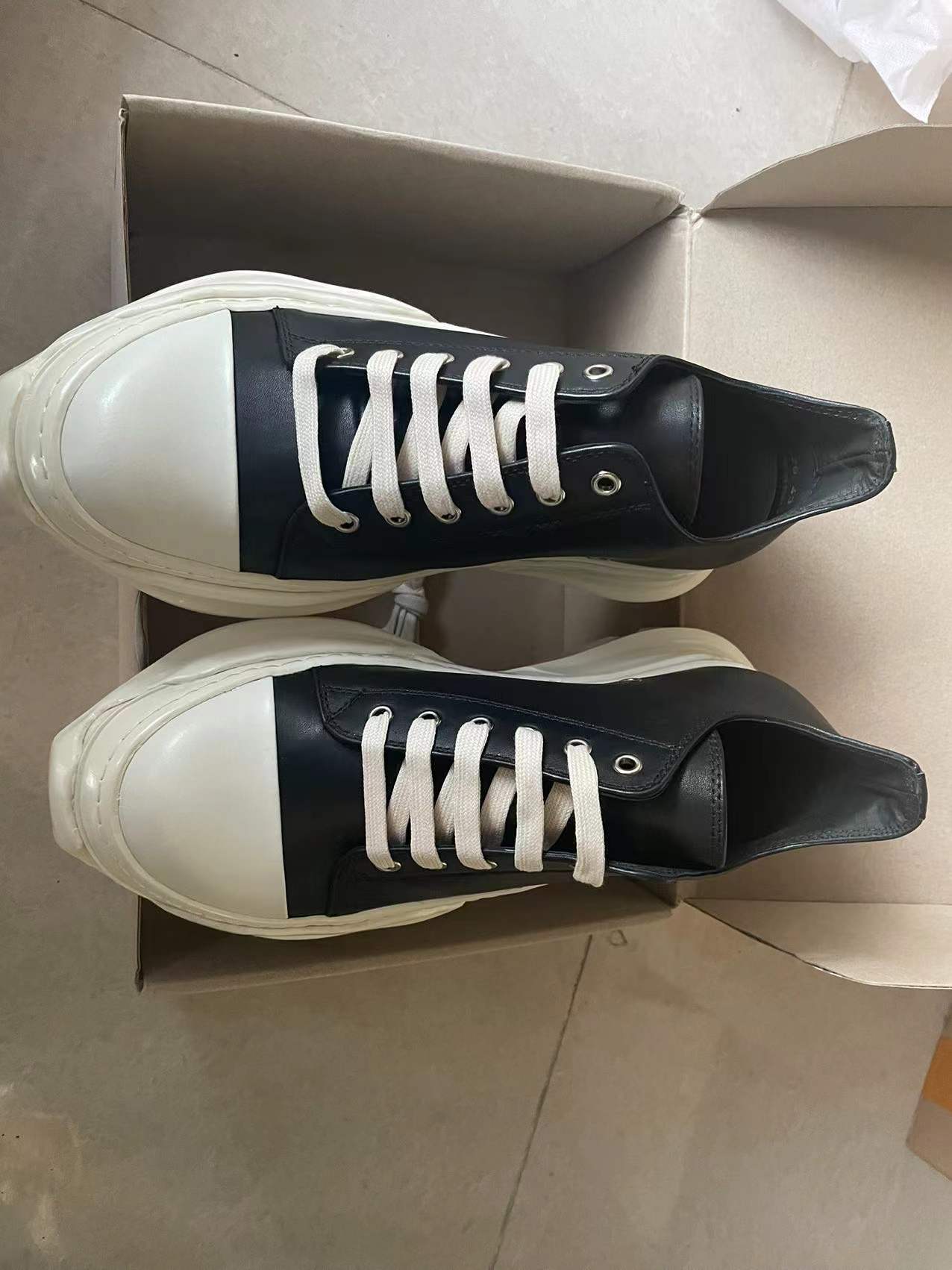 Round Toe White Sneakers for Men & Women Maxct